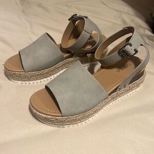 Brand new gray sandal/wedges